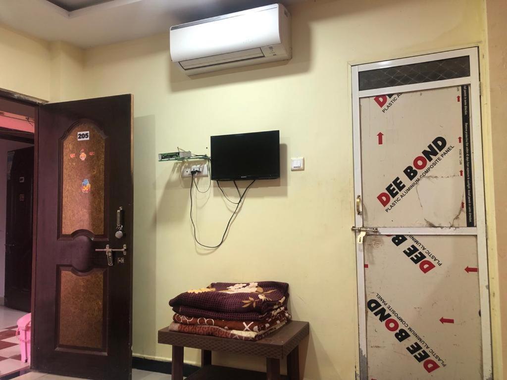 New Yanti Guest House Уджайн Екстериор снимка