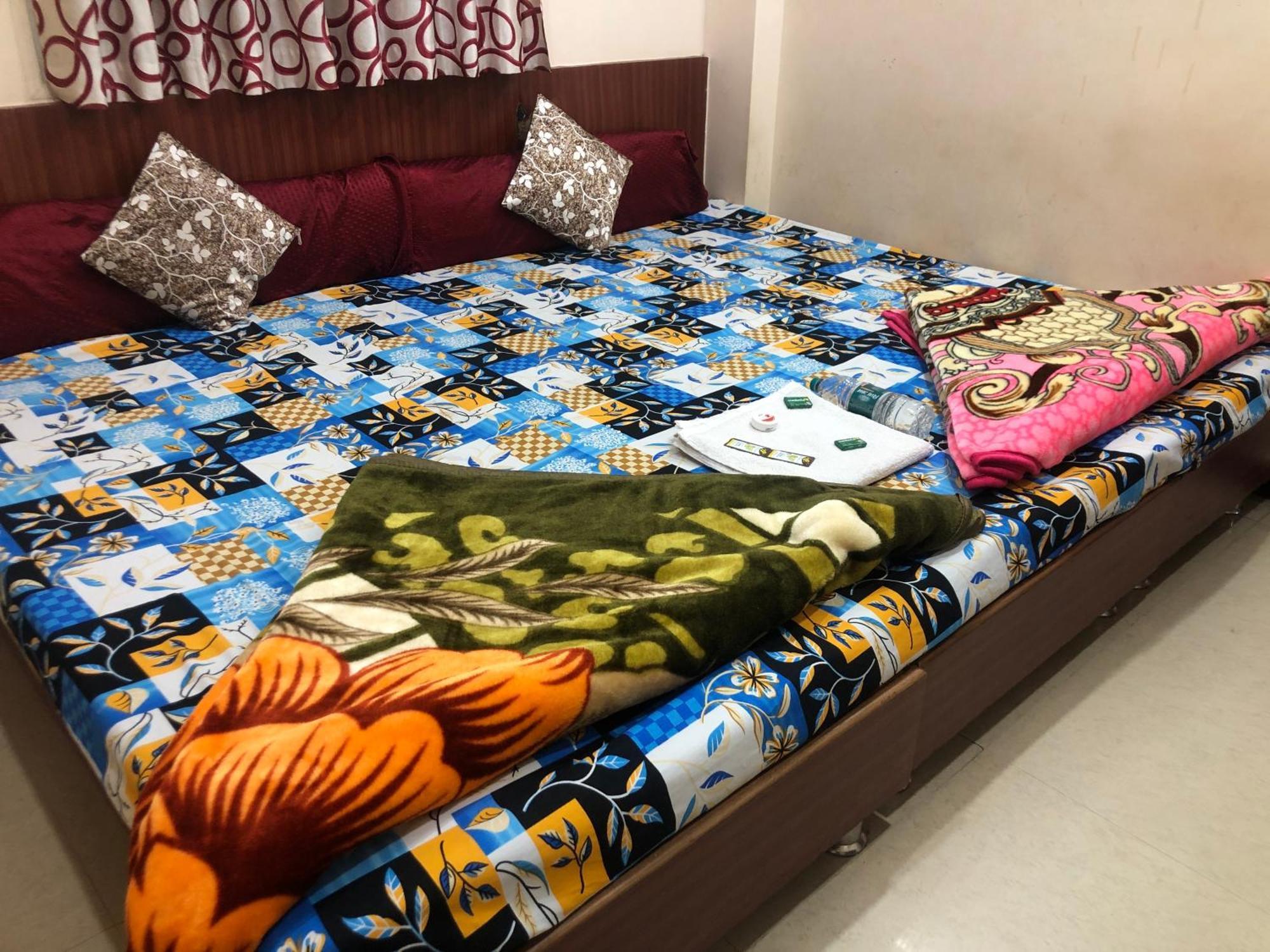 New Yanti Guest House Уджайн Екстериор снимка